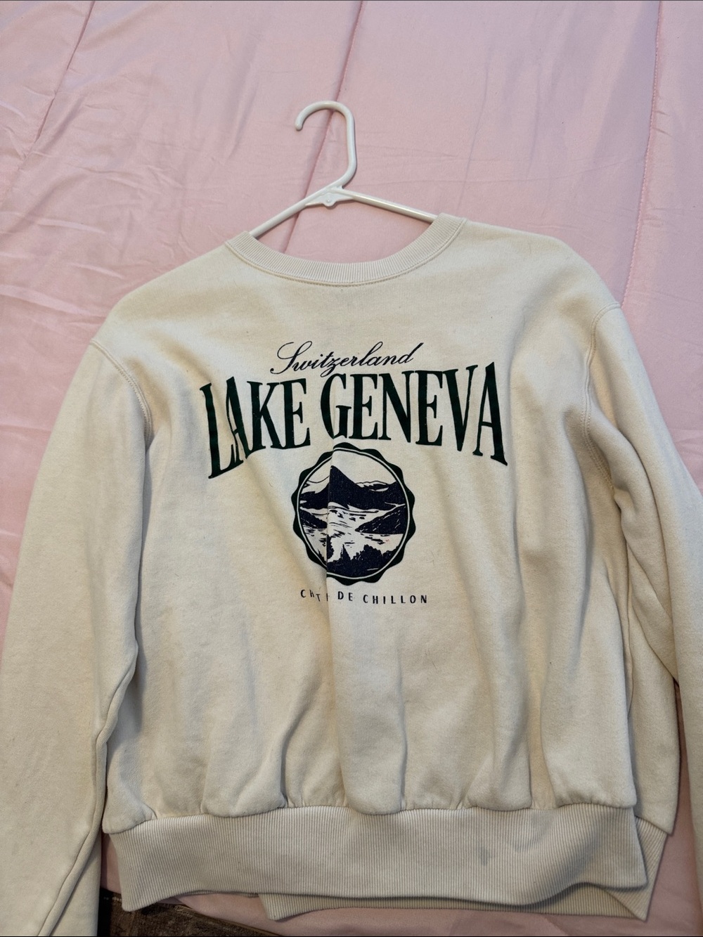 Hollister Cream Crewneck Sweatshirt with Black Lake Geneva Graphic